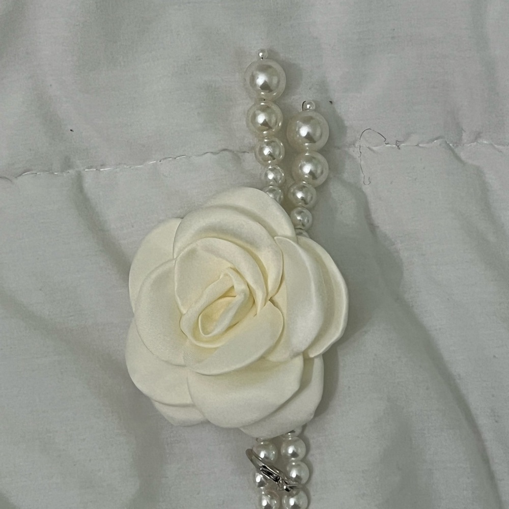 Elegant Pearl Belt with Cream Rose - Picture 2 of 2